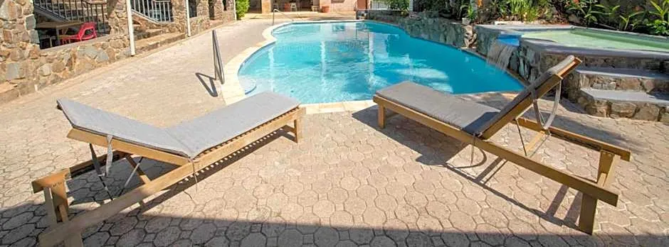 Lazy Parrot Inn