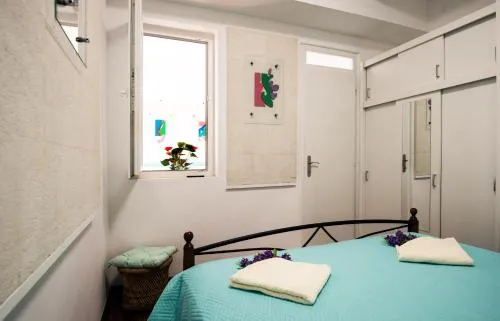 IBIS Your Cosy Oasis With Private Parking and Patio