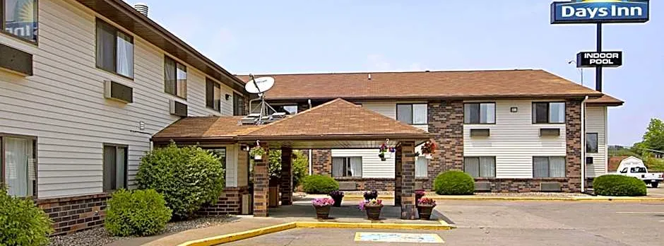 Days Inn & Suites by Wyndham Davenport East
