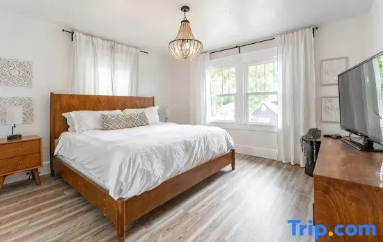 Spacious Duplex for 14 in Downtown