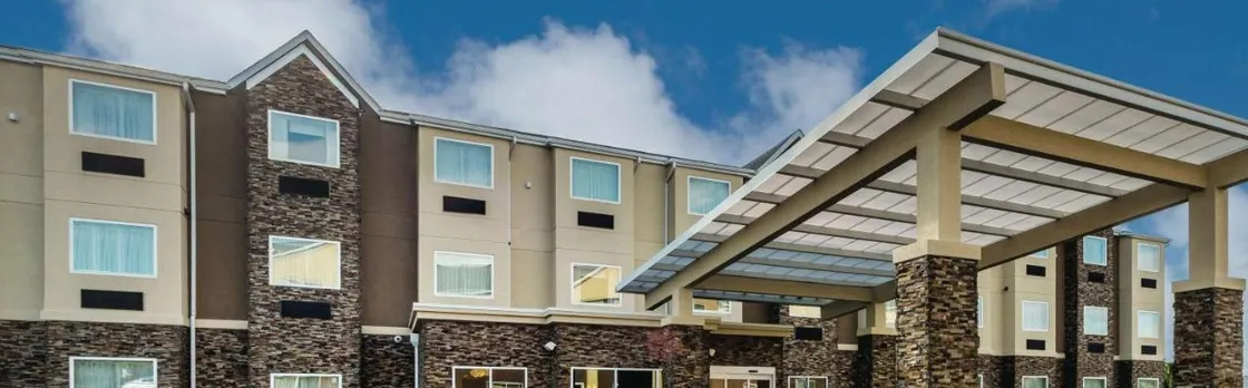 La Quinta Inn & Suites by Wyndham Collinsville - St. Louis