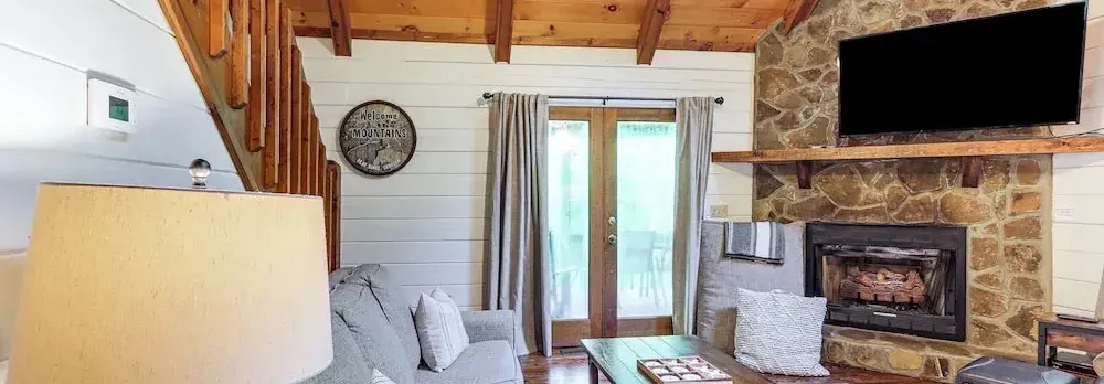 Creek Front Cabin w/ Hot Tub+fire Pit