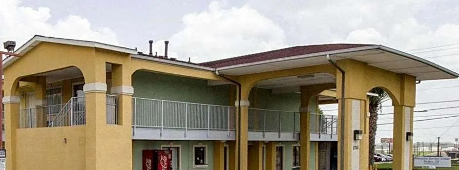 Econo Lodge Inn & Suites San Antonio near Frost Bank Center