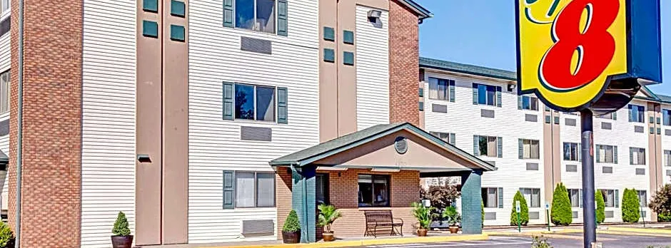 Super 8 by Wyndham Louisville Airport