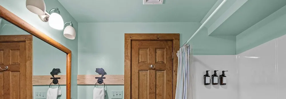 Fam-friendly Cabin Mins 2 Beach Ski w Hot Tub