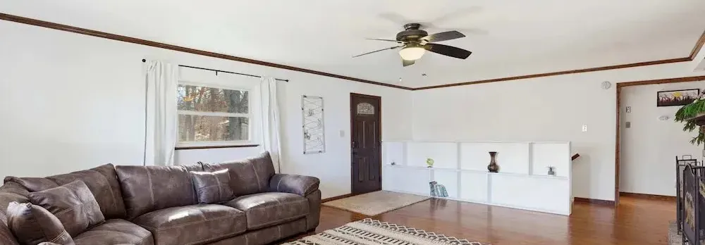 Lakeside Brick Retreat For 8