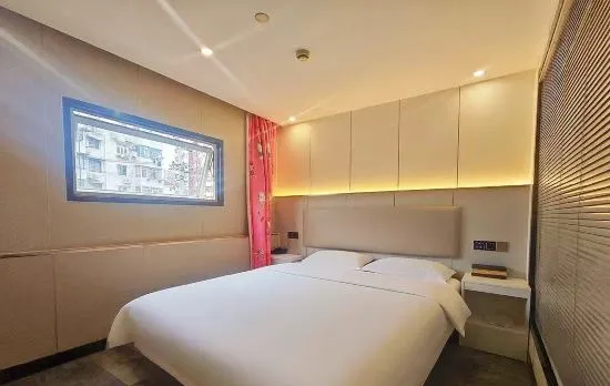 Longchen Holiday Hotel (Shanghai Loushanguan Road Metro Station)
