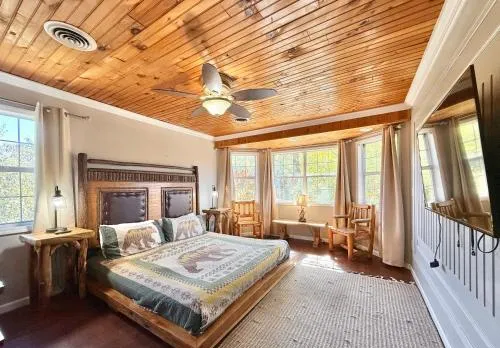 5Bedrooms*4KING BEDS*OUTSTANDING LOCATION*HotTub*