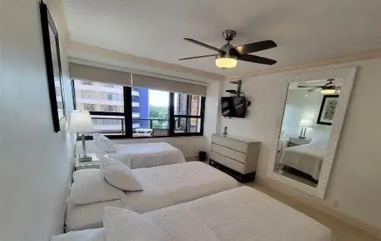 Large Contemporary Apt Beautiful Water & City Views - 819