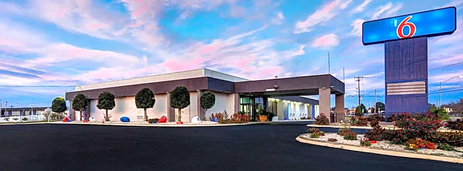 Motel 6 Burlington, NC