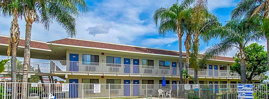 Motel 6-Bakersfield, CA - Airport