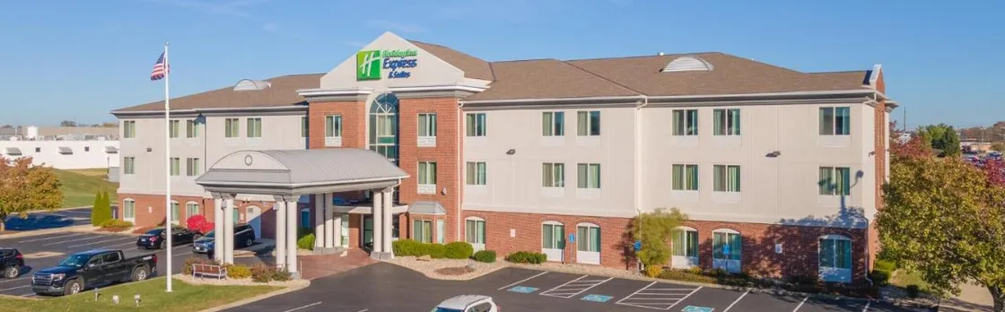 Holiday Inn Express & Suites Cincinnati - Blue Ash