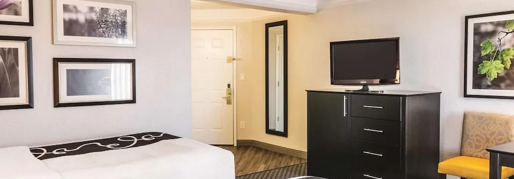 La Quinta Inn & Suites by Wyndham Orlando Airport North