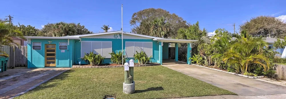 Cute & Cozy Florida Duplex: Walk to Beaches!