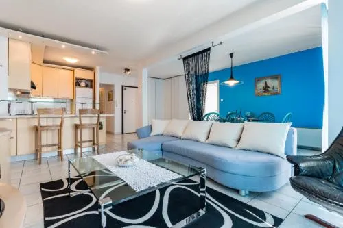 Sea view Apartment Reno w/garage