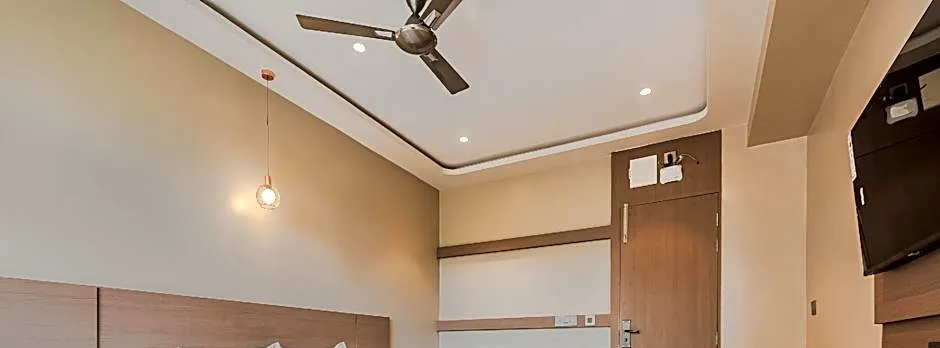 Hotel Aura - Near Malad Link Road