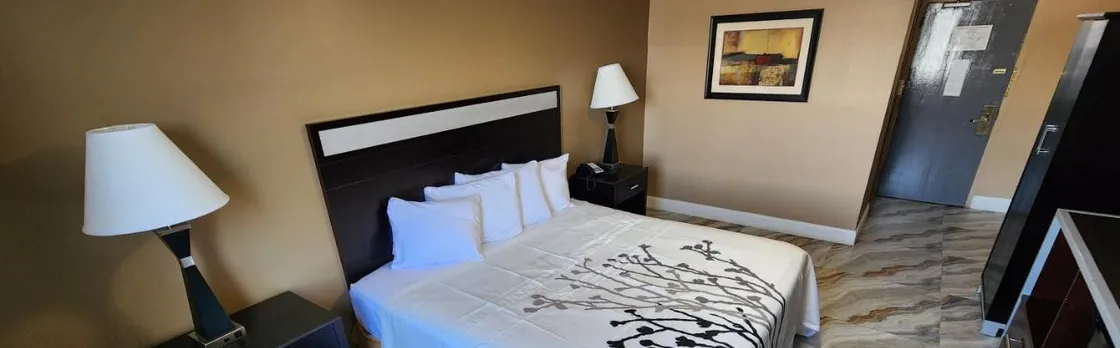 Town House Inn & Suites (Adults only)
