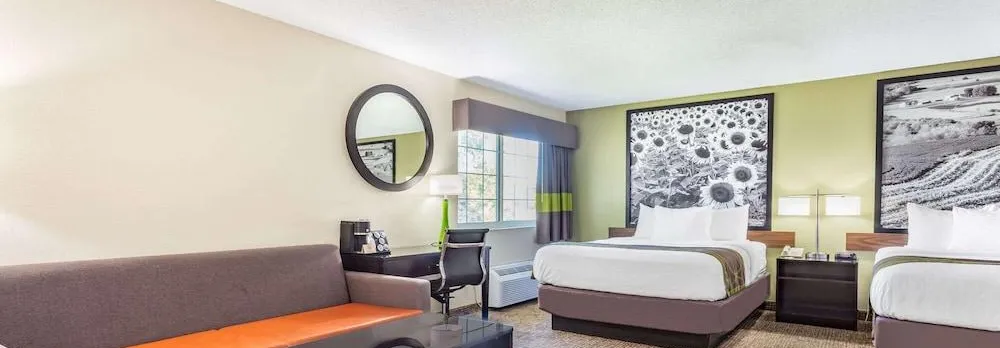 Emmetsburg Hotel & Suites