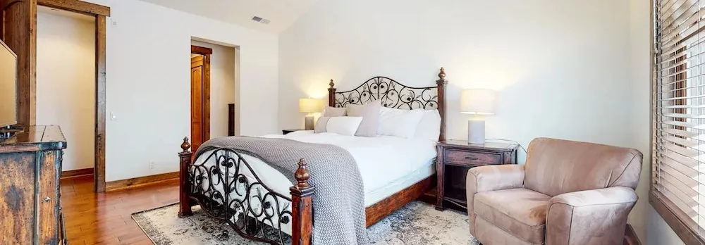 Snowcreek VI The Lodges 1130 Pet-Friendly, Beautiful and Spacious, Garage and Washer Dryer by RedAwning