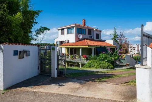 Big private swimming pool Moonvidal residence with free parking