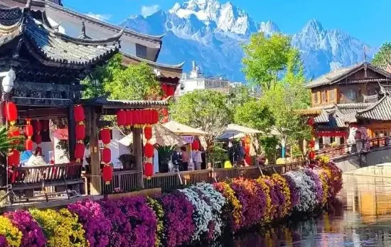 Man Xiang Cloud Retreat: Chinese-Themed Cinema Suites with Scenic Views