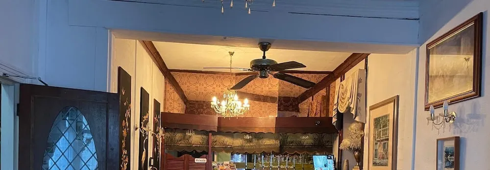 Red Rose Hotel