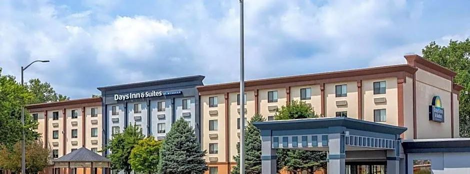 Days Inn and Suites by Wyndham Hammond, IN