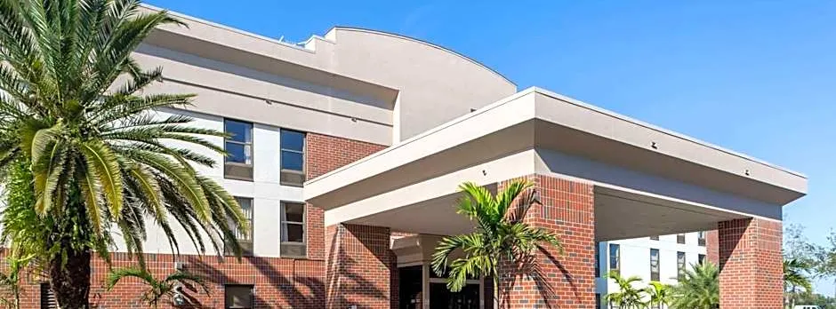 Days Inn & Suites by Wyndham Fort Myers Near JetBlue Park
