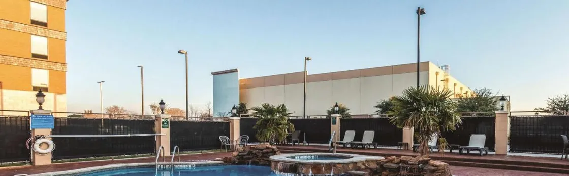 La Quinta Inn & Suites by Wyndham Dallas Grand Prairie South