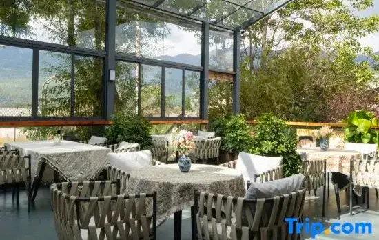 Moye Luxury Snow Mountain View Courtyard（Sunlight on Golden Mountains）Vacation Boutique Hotel