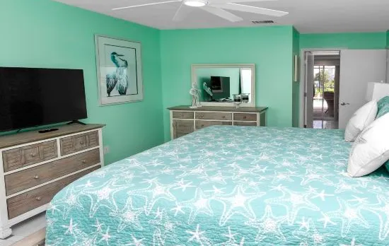 Love Bird–Canalfront villa lounge terrace heated pool pet friendly