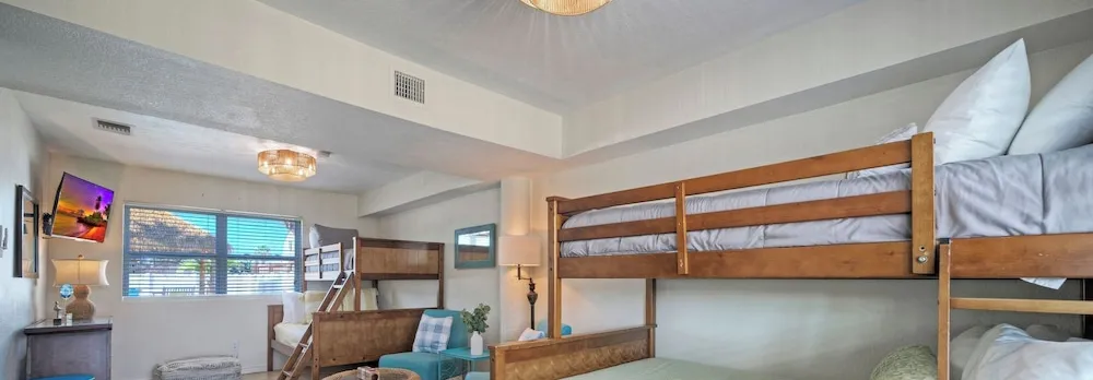 Third Sandbar & Seaglass Landing by Avantstay. Sleeps 30 2 Homes + Dual Pools + Outdoor Living Steps to Beach