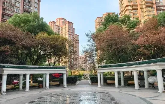 Fengxia Homestay (Caoyang Road Subway Station)