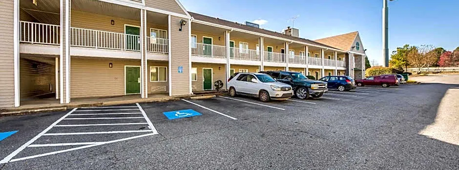 HomeTowne Studios by Red Roof Spartanburg - Asheville Highway