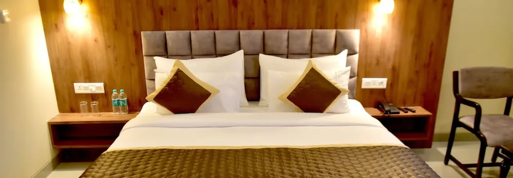 Hotel Aarna Premier