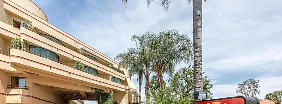 Econo Lodge Inn & Suites Riverside - Corona