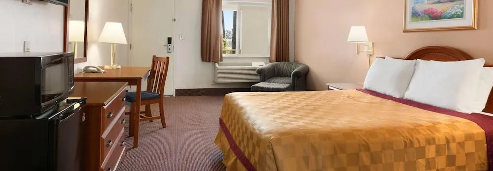 Travelodge by Wyndham Bakersfield
