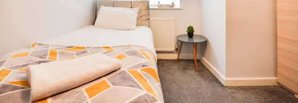 Cosy 2 Bedroom Apartment with Parking