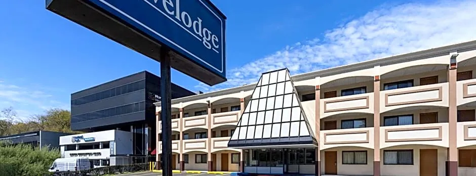 Travelodge by Wyndham Manhasset