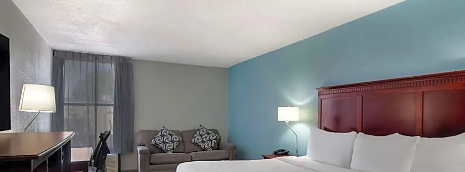 Clarion Inn & Suites Grand Rapids Airport