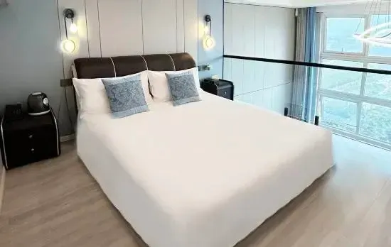 Several degrees autumn boutique self-service unmanned hotel