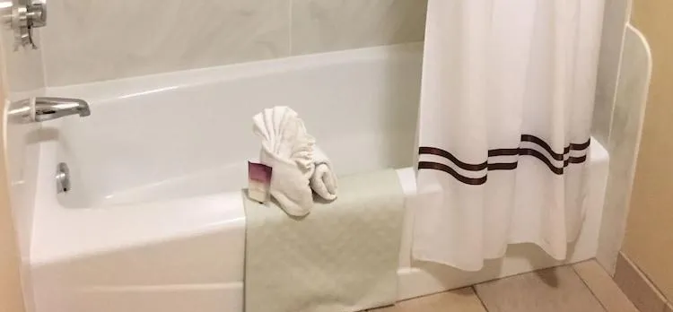 Camelot Inn & Suites