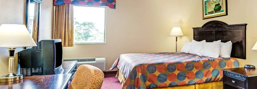 Days Inn & Suites by Wyndham Jeffersonville in