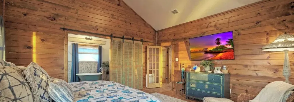 Fish Camp by Avantstay Unique Escape, Pool + Views!