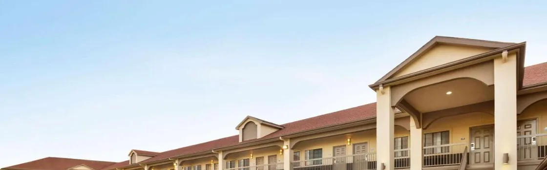 Days Inn & Suites by Wyndham Houston Hobby Airport
