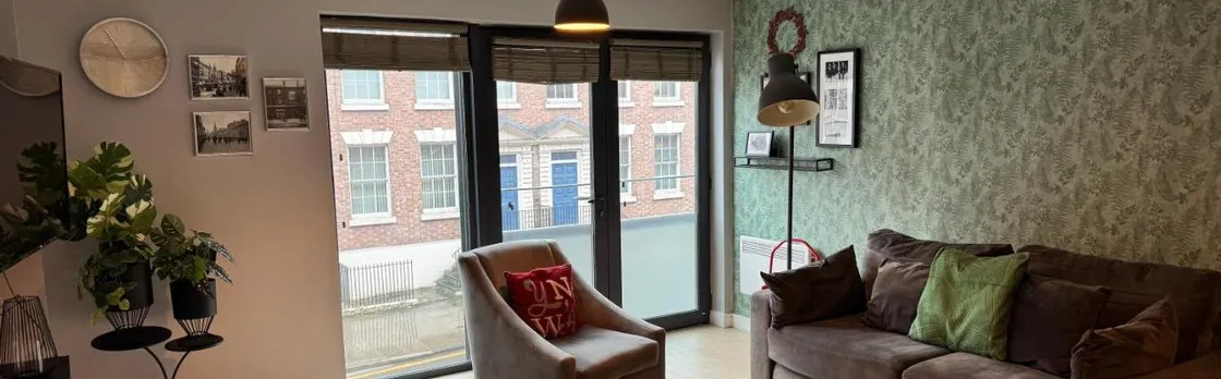 Centrally Located Apartment in Duke Street- Free Parking- Two Bathrooms