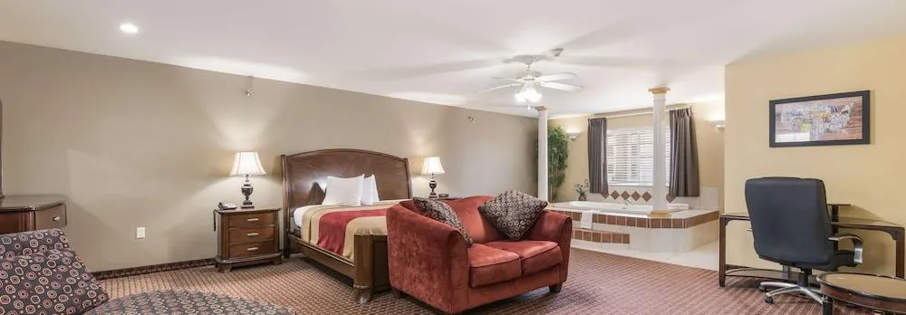 Econo Lodge Inn & Suites
