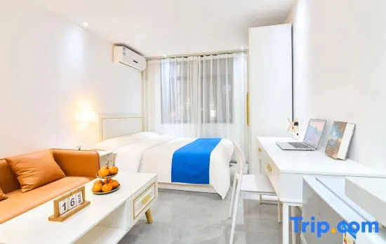Lotus Light Luxury Apartment