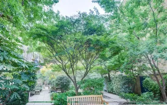 South Kensington - Stylish two bedroom apartment with private courtyard garden