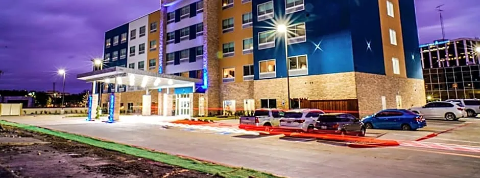 Holiday Inn Express & Suites Dallas Market Ctr - Love Field By IHG